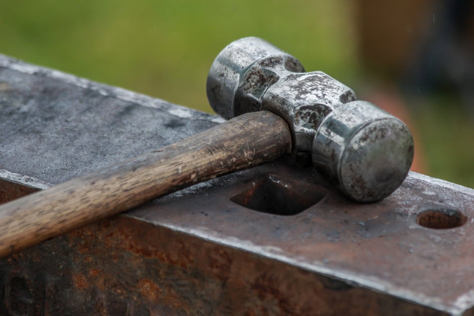 Mit einem Hammer schlug ein 29-jähriger Mann am Samstag in Wiesbaden auf eine 29-jährige Frau ein, die ihrer Bekannten zur Hilfe kommen wollte. (Symbolfoto)