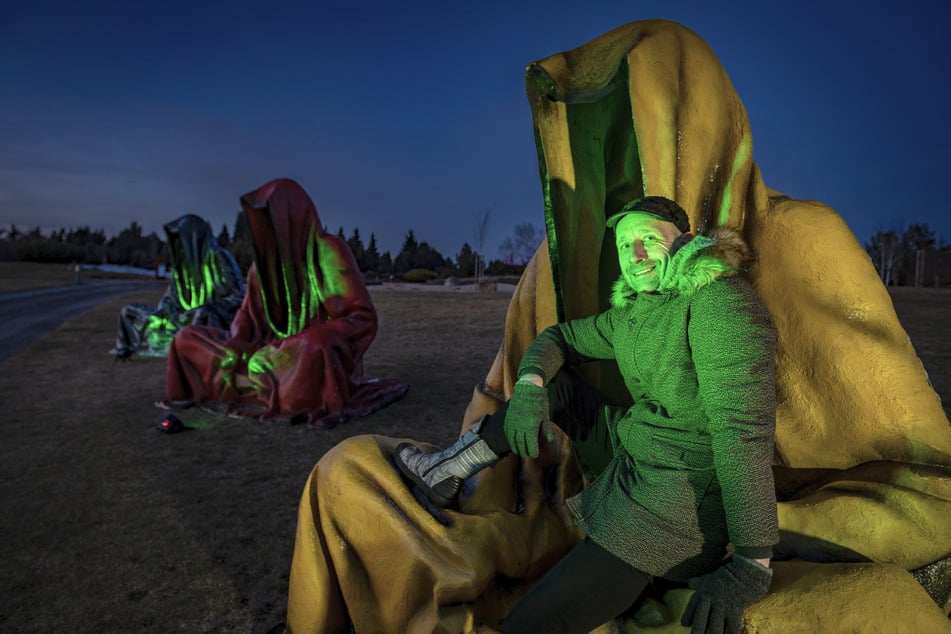 Künstler Jörn Hanitzsch (56) steckt viel Zeit in die Installation der Lichter.