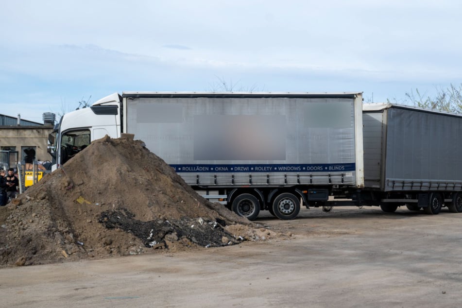 Der Lkw steht im Mittelpunkt des Großeinsatzes.