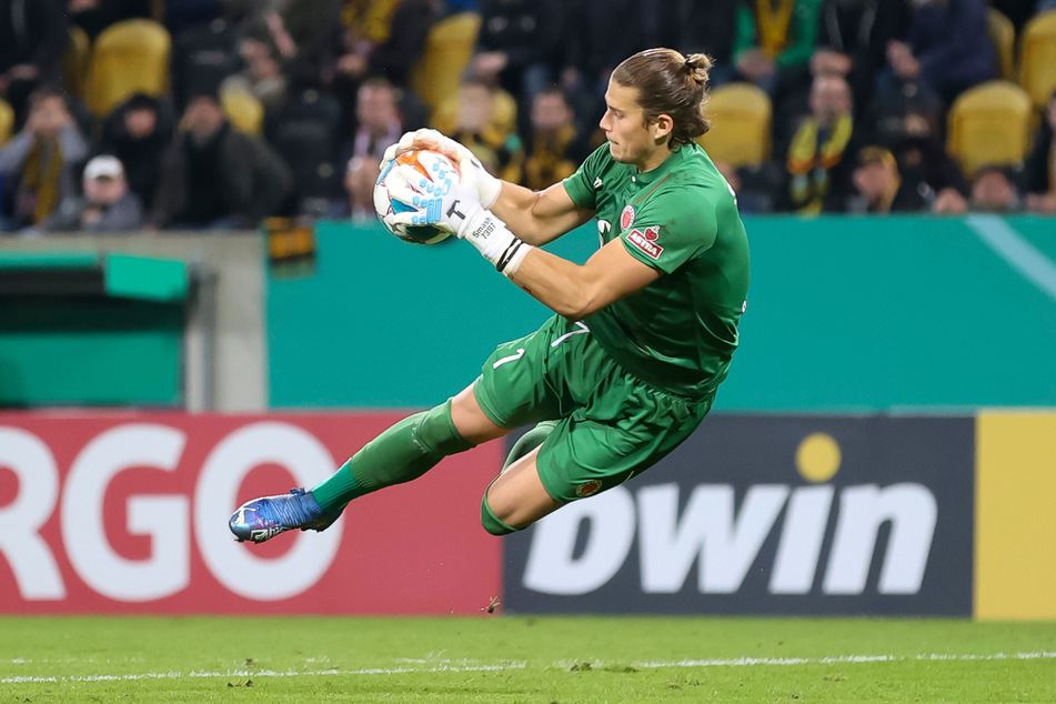 St. Paulis Pokal-Keeper Dennis Smarsch (23) konnte sich gegen Dynamo Dresden einige Male auszeichnen und bekam hinterher ein Sonderlob von seinem Trainer.