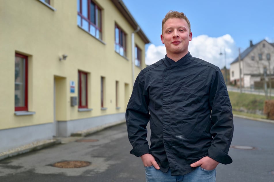 In einem großen Fass rührt Niclas-Maurice Becher (22) das Reifebad für den Matjes an.