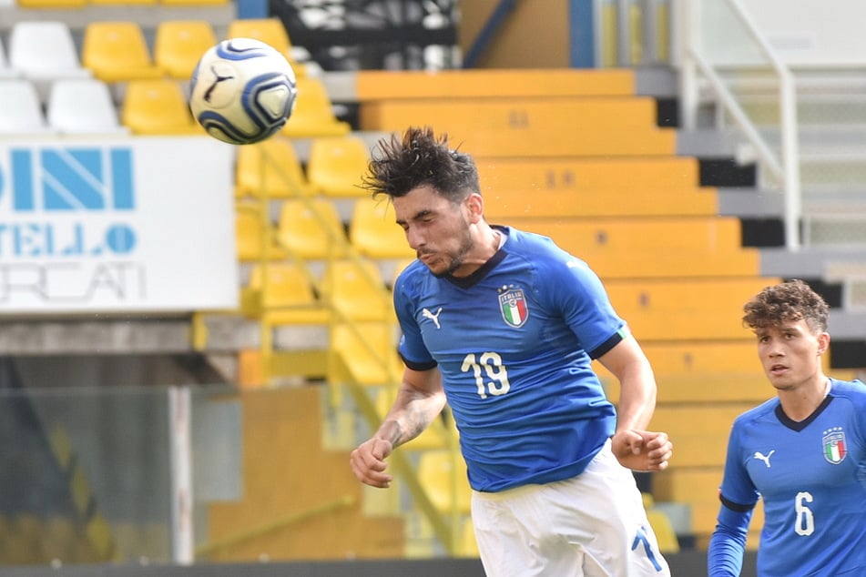 Domenico Alberico beim Kopfball im Trikot der italienischen "U20"-Nationalmannschaft.