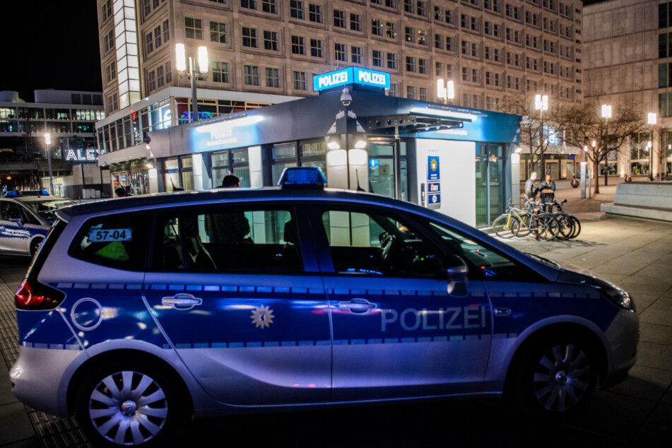 Die Polizei wurde auf die Szene am Alexanderplatz aufmerksam und griff umgehend ein.