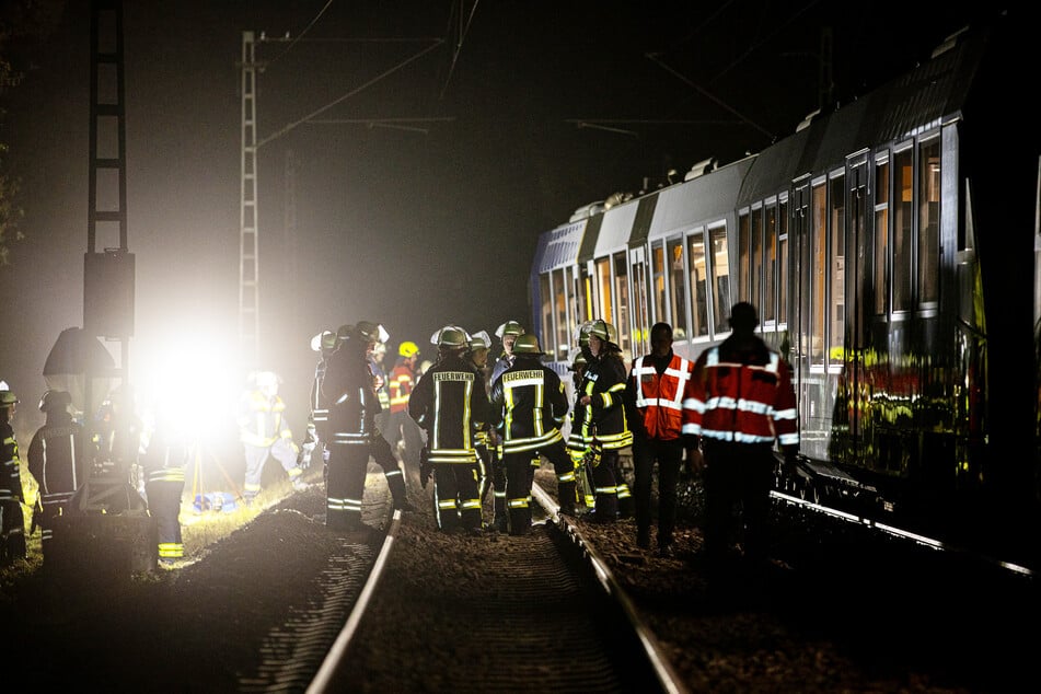 Die Strecke bleibt bis auf Weiteres erst einmal gesperrt. Unter anderem liegen noch viele größere und kleinere Felsbrocken rund um die Unfallstelle.