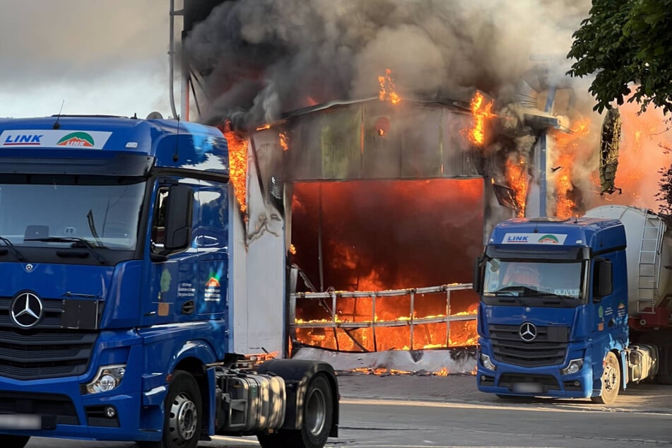 Eine Halle auf dem Gelände eines Baustoffhandels stand lichterloh in Flammen.