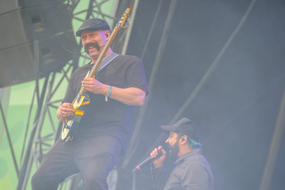 Die Punkrocker von Zebrahead riefen immer wieder zu Circle Pits auf und forderten damit die sportliche Ausdauer ihrer Fans.