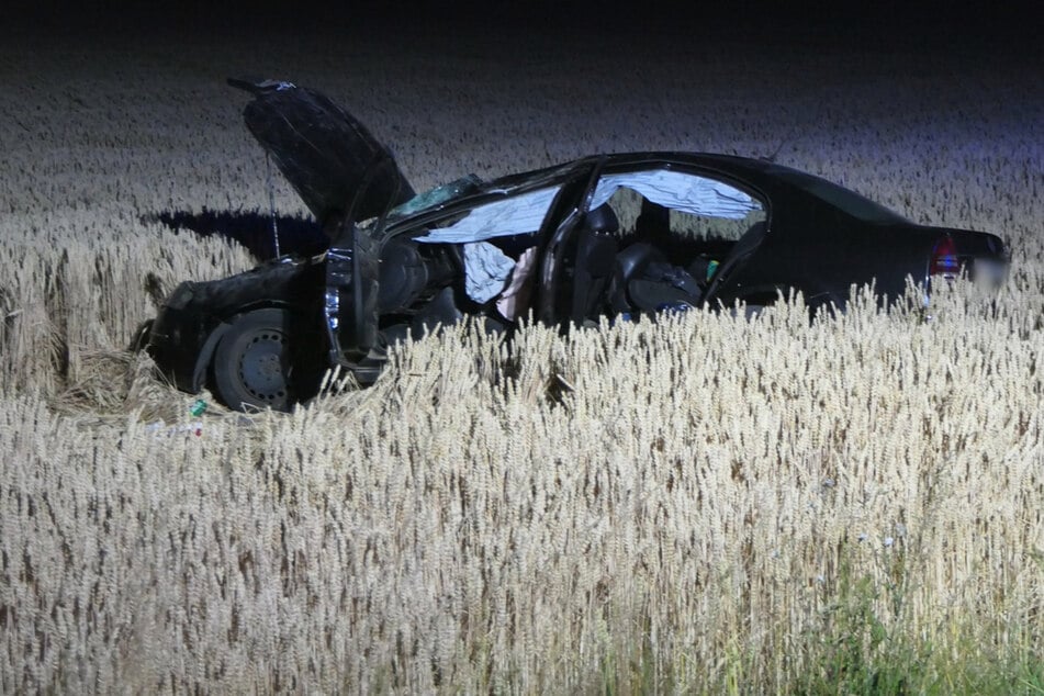 Der Skoda kam nach einem Überschlag in einem Feld zum Stehen.