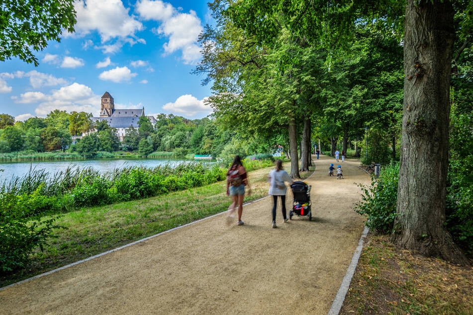 Statt brüchigem Asphalt verlaufen nun helle Wege entlang des Schlossteichs.