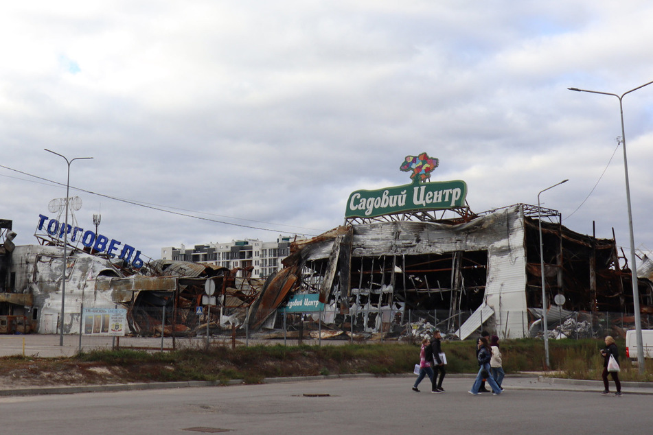 Passanten Ende Oktober vor einem zerstörten Einkaufszentrum der Stadt.