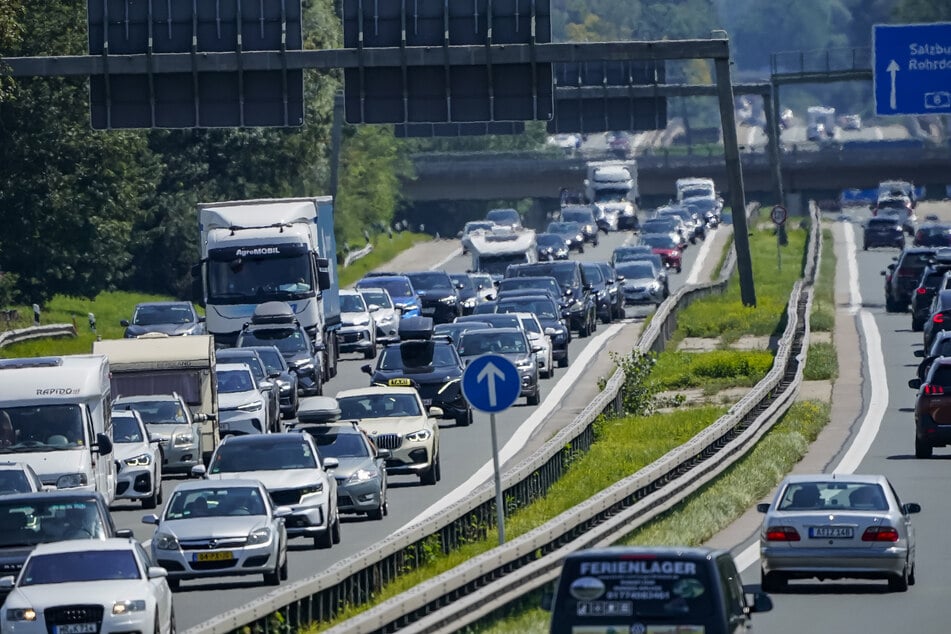 Nach einem Unfall auf der A8 staut sich der Verkehr in Richtung München. (Symbolbild)