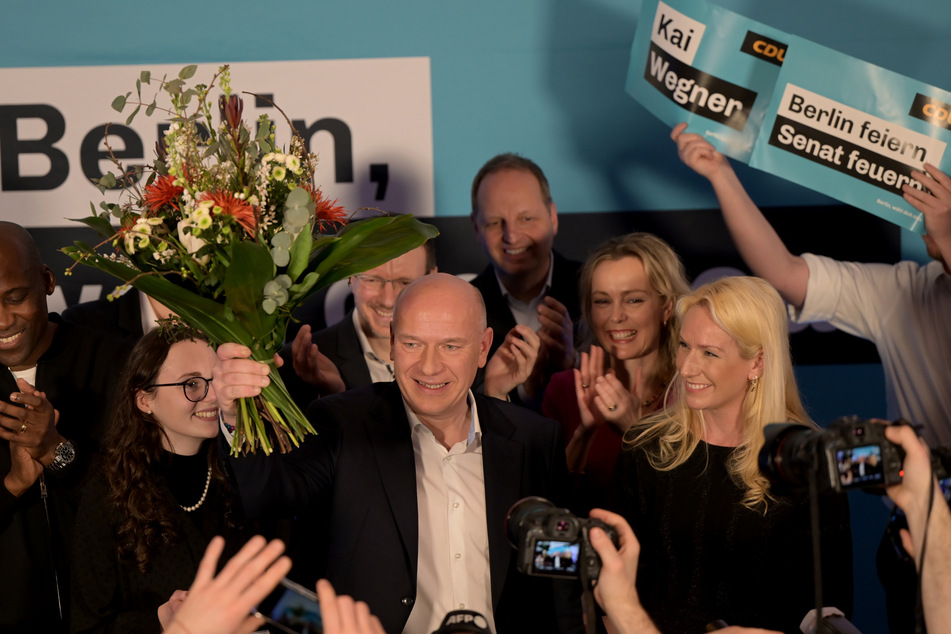 Strahlende Gesichter und großer Jubel über den Wahlsieg bei Kai Wegner (50, M.) und seiner CDU. Aus dem Wahlergebnis leitet die Partei einen "Regierungsauftrag" ab.