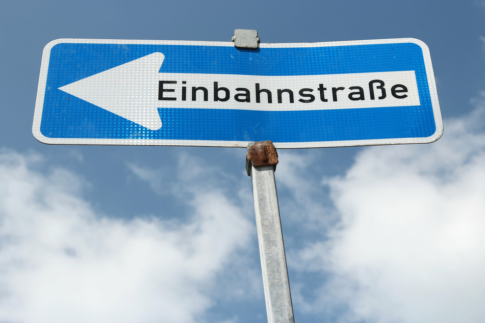 Eine Frau ist von der Polizei angehalten worden, weil sie entgegen einer Einbahnstraße gefahren ist. (Symbolbild)