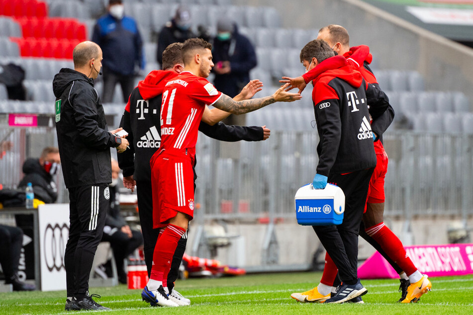 Alphonso Davies (r, verdeckt) wird verletzungsbedingt ausgewechselt und übergibt an Lucas Hernandez vom FC Bayern München.