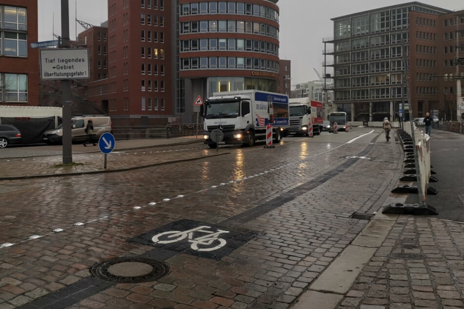 Teilweise erscheint der neue Radfahrstreifen Am Sandtorkai so breit wie die Fahrbahn für Autos und Laster.