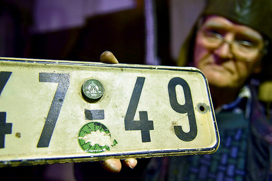 Das alte DDR-Nummernschild mit Prägemarke hat der Rentner aufgehoben.