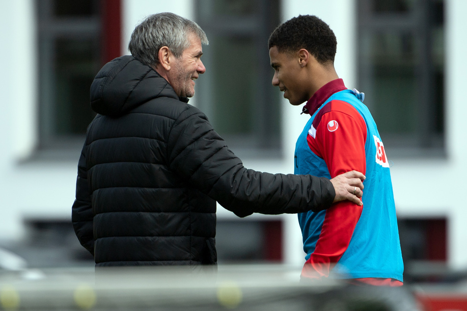FC-Trainer Friedhelm Funkel (67) muss vorerst auf Ismail Jakobs (21). Der Kölner hat sich im Training verletzt.