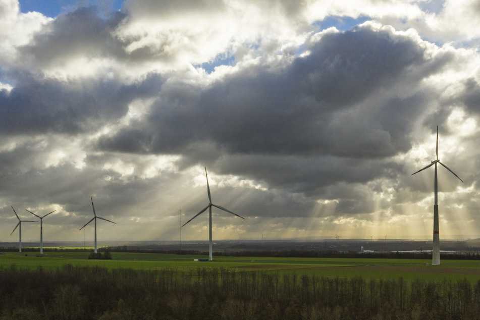 In diesem Jahr sind in Nordrhein-Westfalen wieder etwas mehr neue Windräder in Betrieb gegangen (Archivbild).
