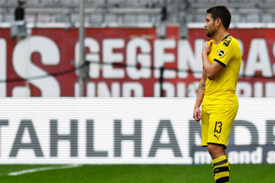 Raphael Guerreiro zeigt es an: Schulter! Doch Schiri und Video-Assistent hatten die Szene vor dem aberkannten Führungstor des BVB anders gesehen.