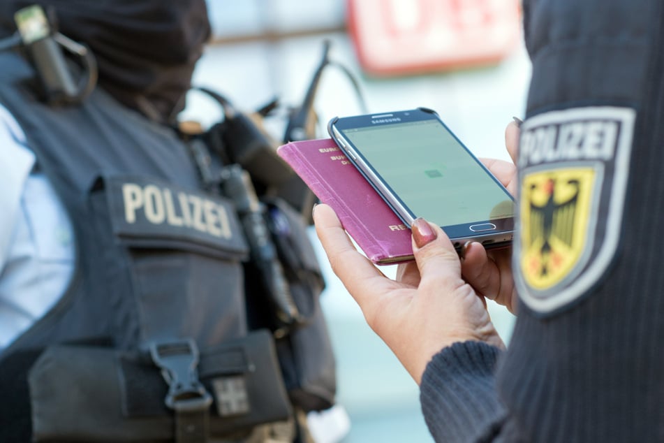 Der Reisepass führte in einem Gepäck voller Drogen führte die Polizei dann zum Besitzer. (Symbolbild)