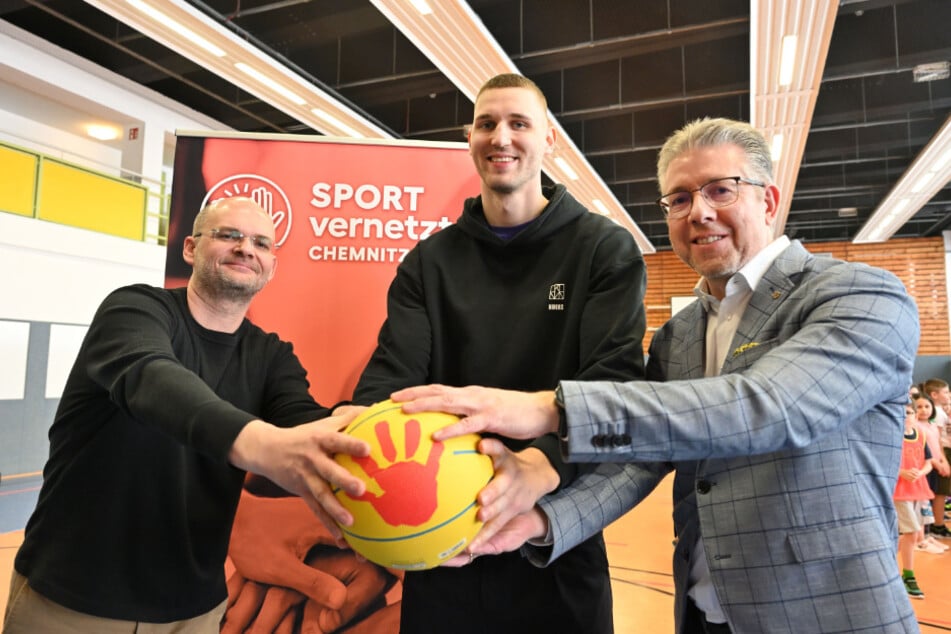 Thomas Schaarschmidt (48, Koordinator "Sport vernetzt", l.), Jonas Richter und Schirmherr Ralph Burghart (55, r.) geben den Startschuss für das Pilot-Projekt in Chemnitz.