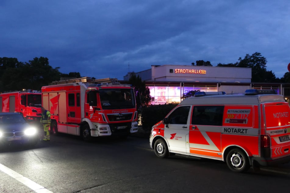 Die Kölner Feuerwehr war mit zahlreichen Fahrzeugen vor Ort.