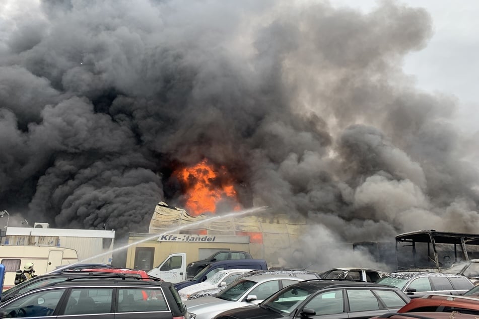 Großbrand in Heidenauer Autowerkstatt hinterlässt Bild der Verwüstung