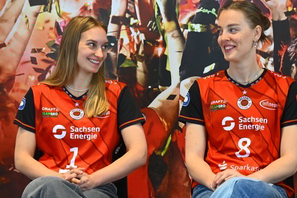 Das Wetter passte am Freitag nicht, dafür strahlten Patricia Nestler (l.) und Jette Kuipers um die Wette.