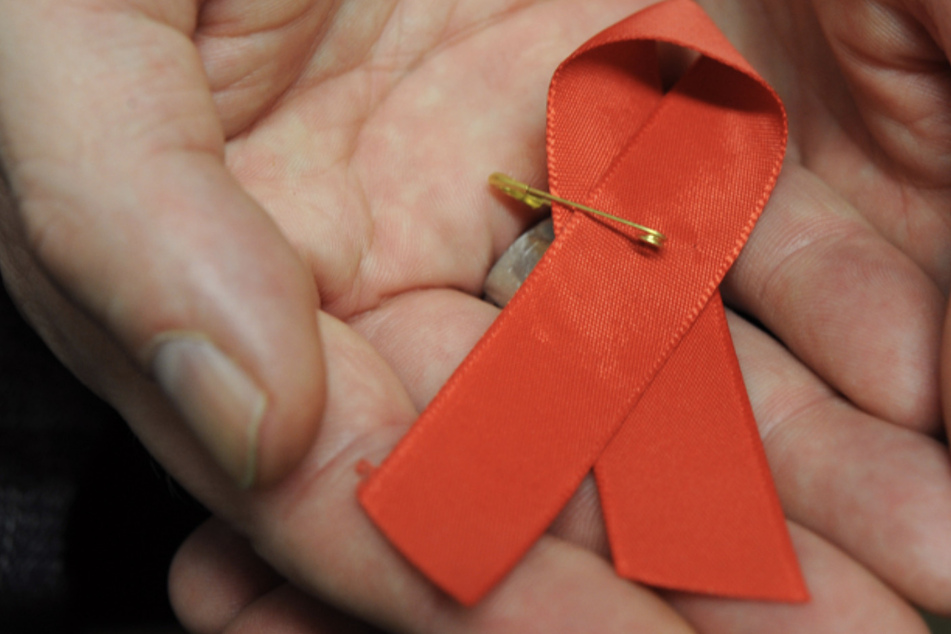 Die rote Schleife gilt als Symbol der Solidarität mit HIV-Positiven und Aids-Kranken.