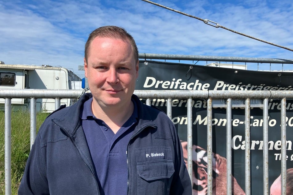 Patrick Siebeck von der Feuerwehr Dölzig leitete am Sonntag den Einsatz seiner Kameraden.