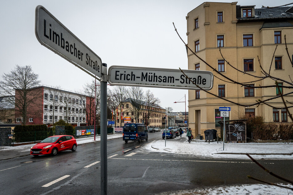 In der Erich-Mühsam-Straße wollte die Polizei den Opel-Fahrer (54) stoppen. Dabei wurde ein Beamter verletzt.