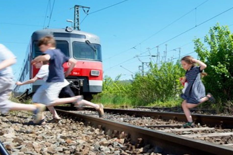 Drei Kinder haben bei Johanneskirchen Gegenstände auf die Gleise gelegt. Eine S-Bahn mit rund 150 Reisenden überfuhr die Objekte. (Symbolbild)