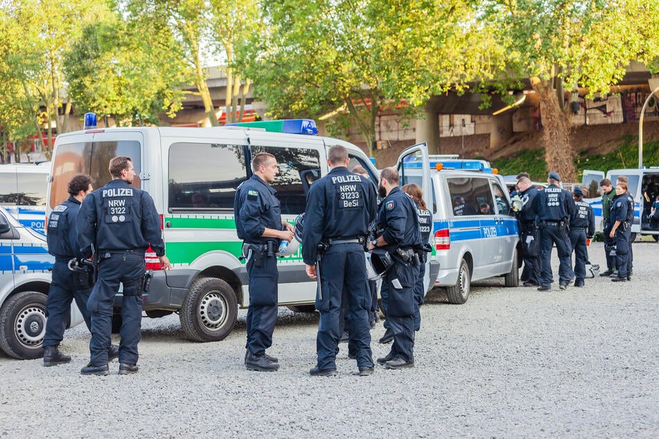 Die Polizei durchsuchte insgesamt vier Wohnobjekte und eine Gaststätte in mehreren Kölner Stadtteilen. (Symbolbild)