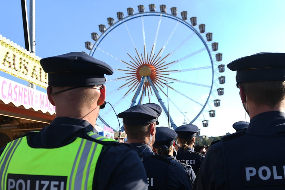 Laut bisherigen Informationen können die Beamten ein Fremdverschulden bei dem tödlichen Vorfall am Riesenrad ausschließen.