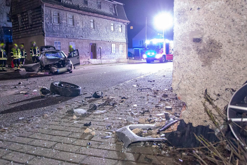 Der Dacia krachte gegen eine Hauswand.