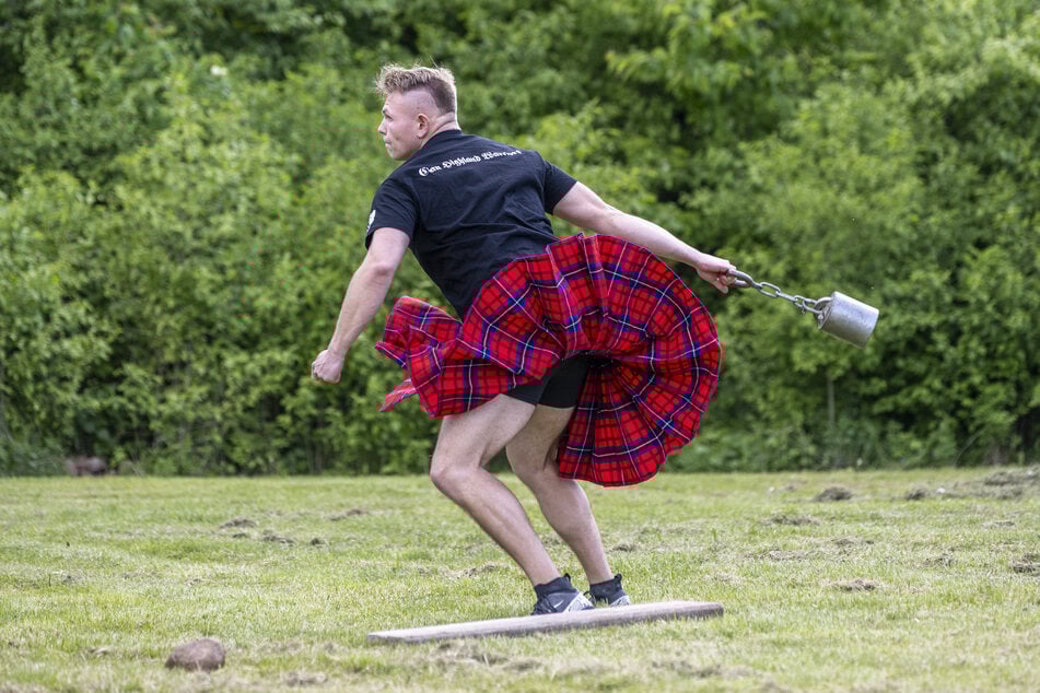 Wenn Dominik Ludwig (23) Schwung nimmt, fliegt nicht nur das Stahlgewicht an der Kette, sondern auch der Kilt.