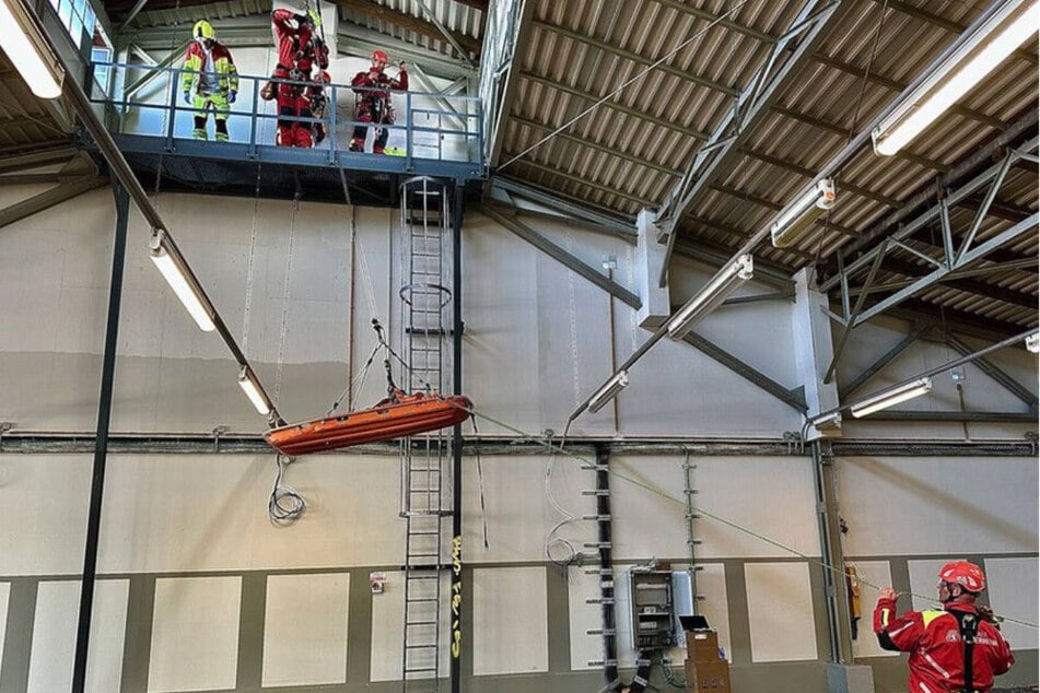 Die Feuerwehr hat eine Schleifkorbtrage zur Rettung eingesetzt.