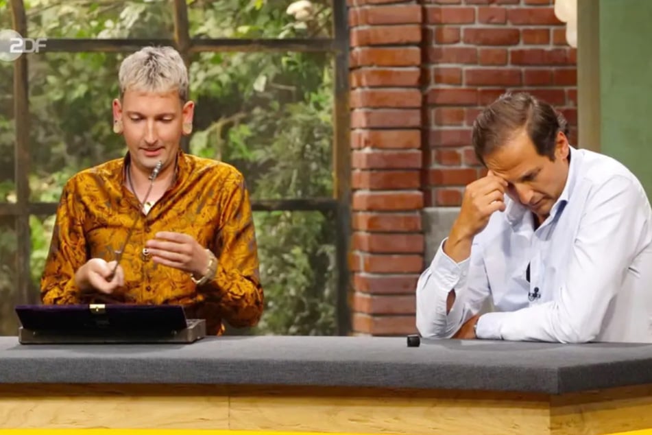 Als Fabian Kahl (34, l.) die chirurgischen Utensilien unter die Lupe nimmt, kann sein Kollege Julian Schmitz-Avila (39) gar nicht hinsehen.