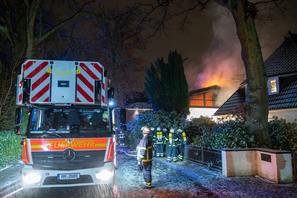 Die Feuerwehr rückte am Sonntagabend nach Hummelsbüttel aus.