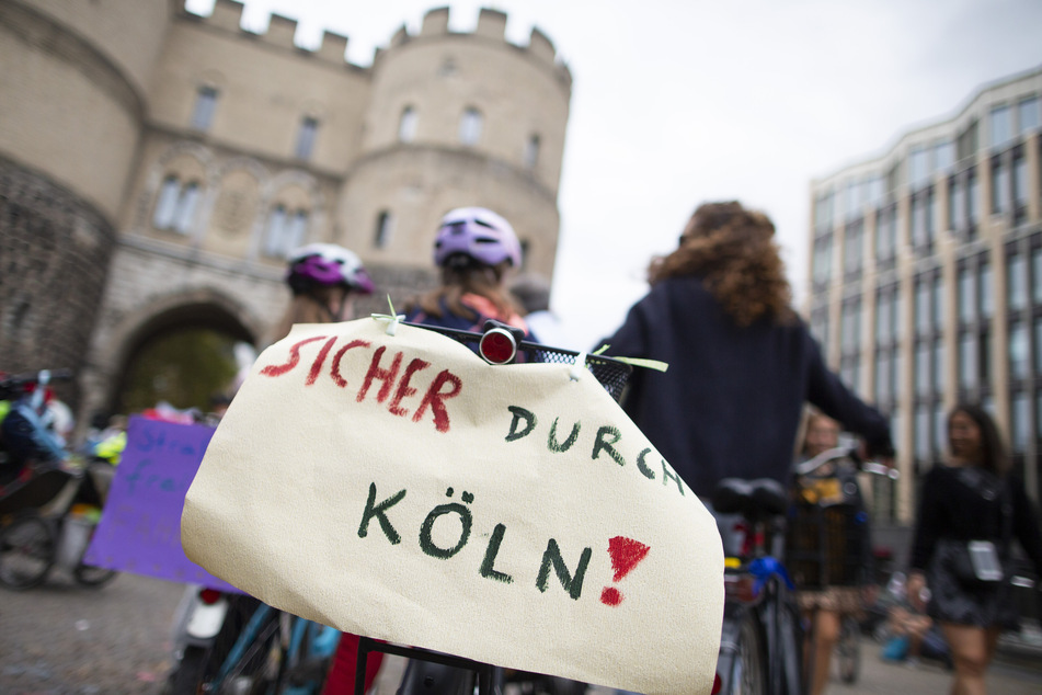 Kinder demonstrieren für sichere Fahrradwege in Köln.