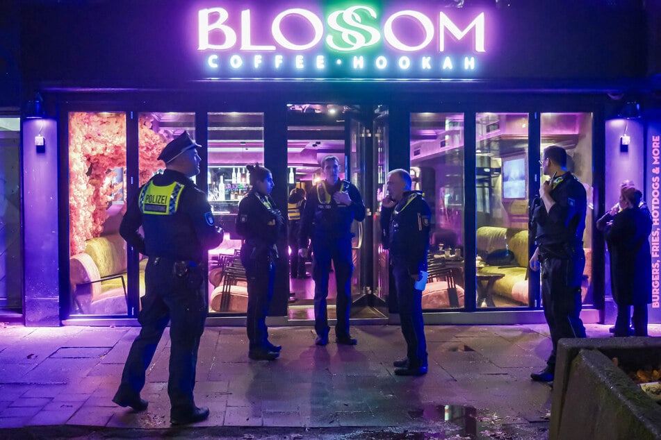 Polizisten kam am Abend in der Shisha-Bar "Blossom" zum Einsatz. Die Hintergründe der Tat seien noch völlig unklar.