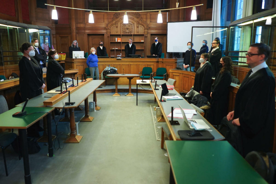 Teilnehmer eines Prozesses gegen einen 30-jährigen mutmaßlichen Serienvergewaltiger stehen im Saal 500 des Landgerichts Berlin. Am Montag wird das Urteil erwartet.