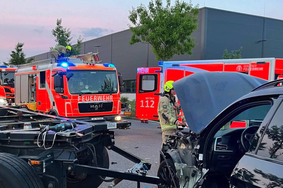 Die Berliner Feuerwehr musste am Samstagabend zu einem schweren Unfall in den Ortsteil Bohnsdorf ausrücken.