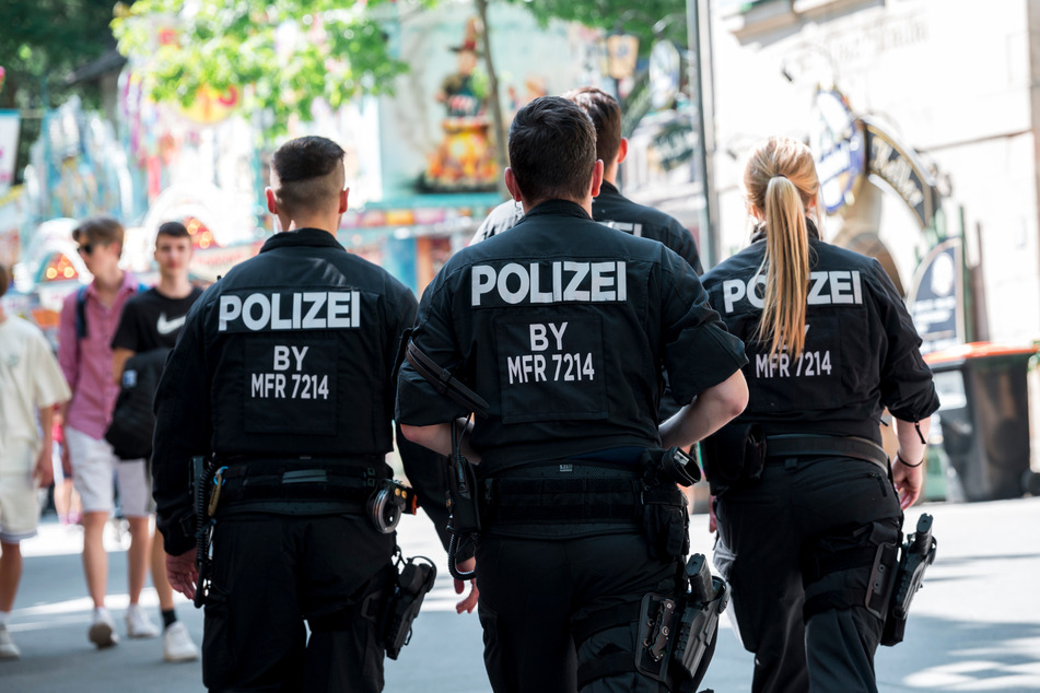 Bei einem Sommerfest in Wolfsburg pöbelten zwei Männer Passanten an und wehrten sich gegen die Polizei. (Symbolbild)