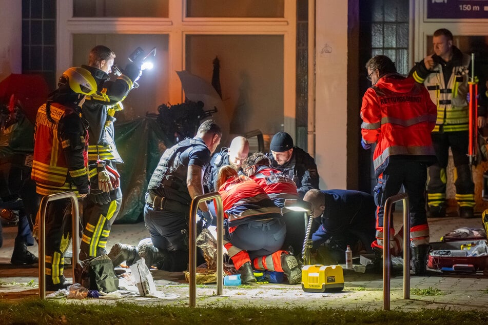 Nachdem Polizisten als Ersthelfer den Schwerverletzten versorgt hatten, kümmerte sich der später eintreffende Rettungsdienst um den Mann.
