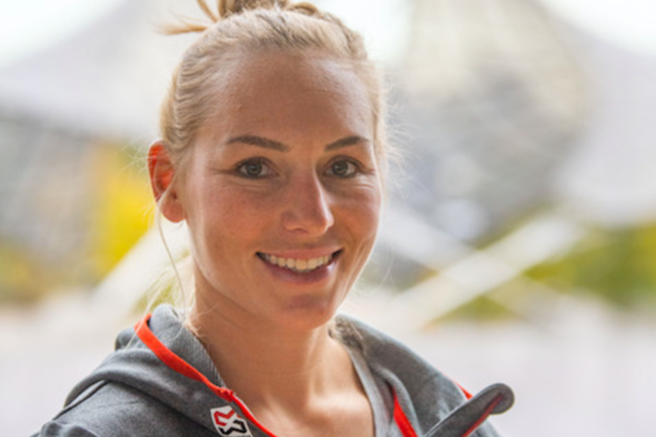 Selina Jörg, Snowboarderin, steht im Rahmen der Pressekonferenz von Snowboard Germany vor dem Olympiastadion.