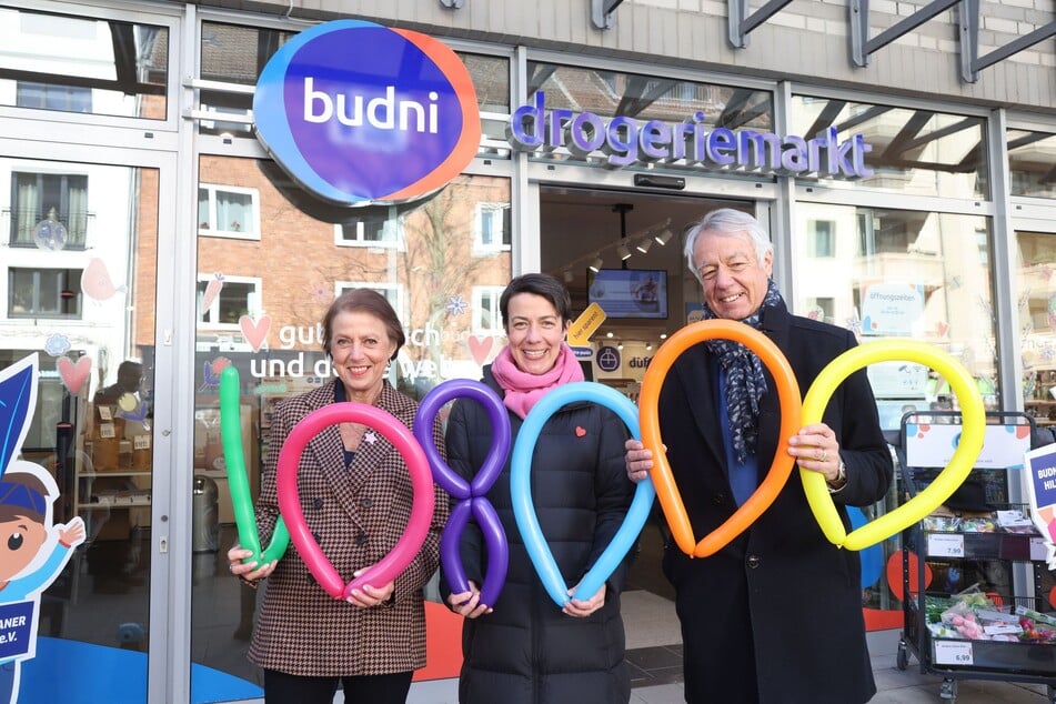 Gabriele (72), Julia (41) und Cord Wöhlke (73) freuen sich über die sechsstellige Spendensumme.