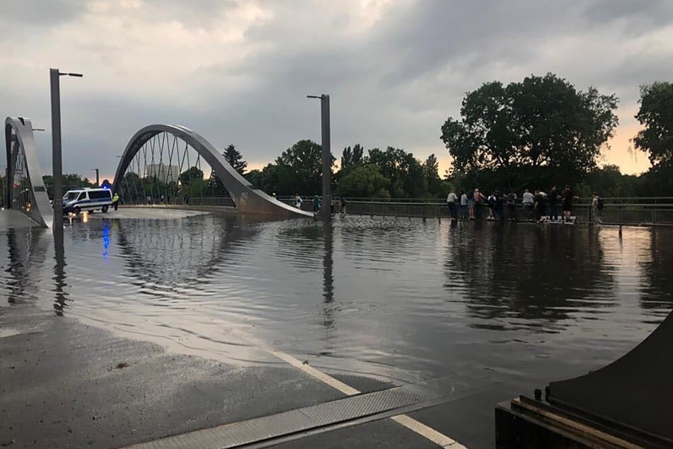 Wegen Überschwemmung musste die Polizei die Freybrücke in Spandau sperren.