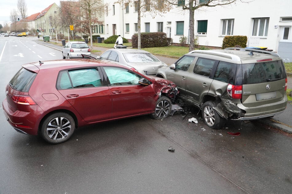 Der rote VW fuhr seitlich links auf den parkenden Skoda auf.