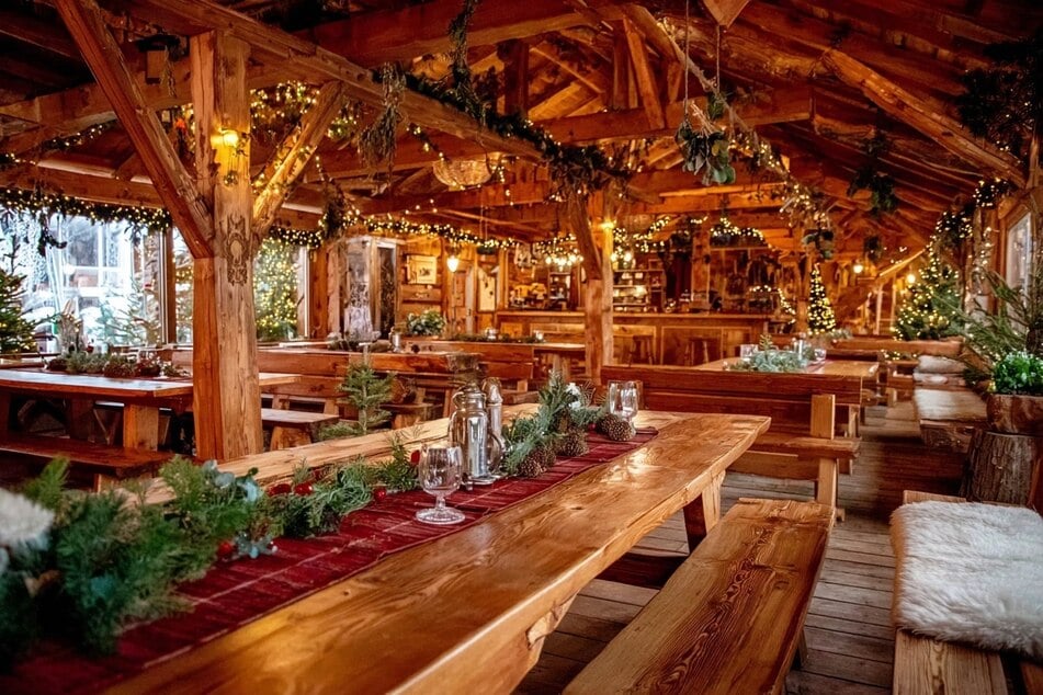 Besuche den StadtParkZauber und feiere Weihnachten in den urgemütlichen Almhütten. (Symbolbild)