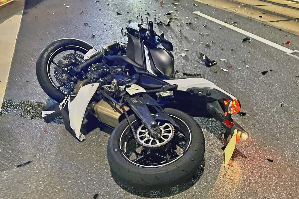 Ein Autofahrer stieß mit dem Motorradfahrer zusammen.